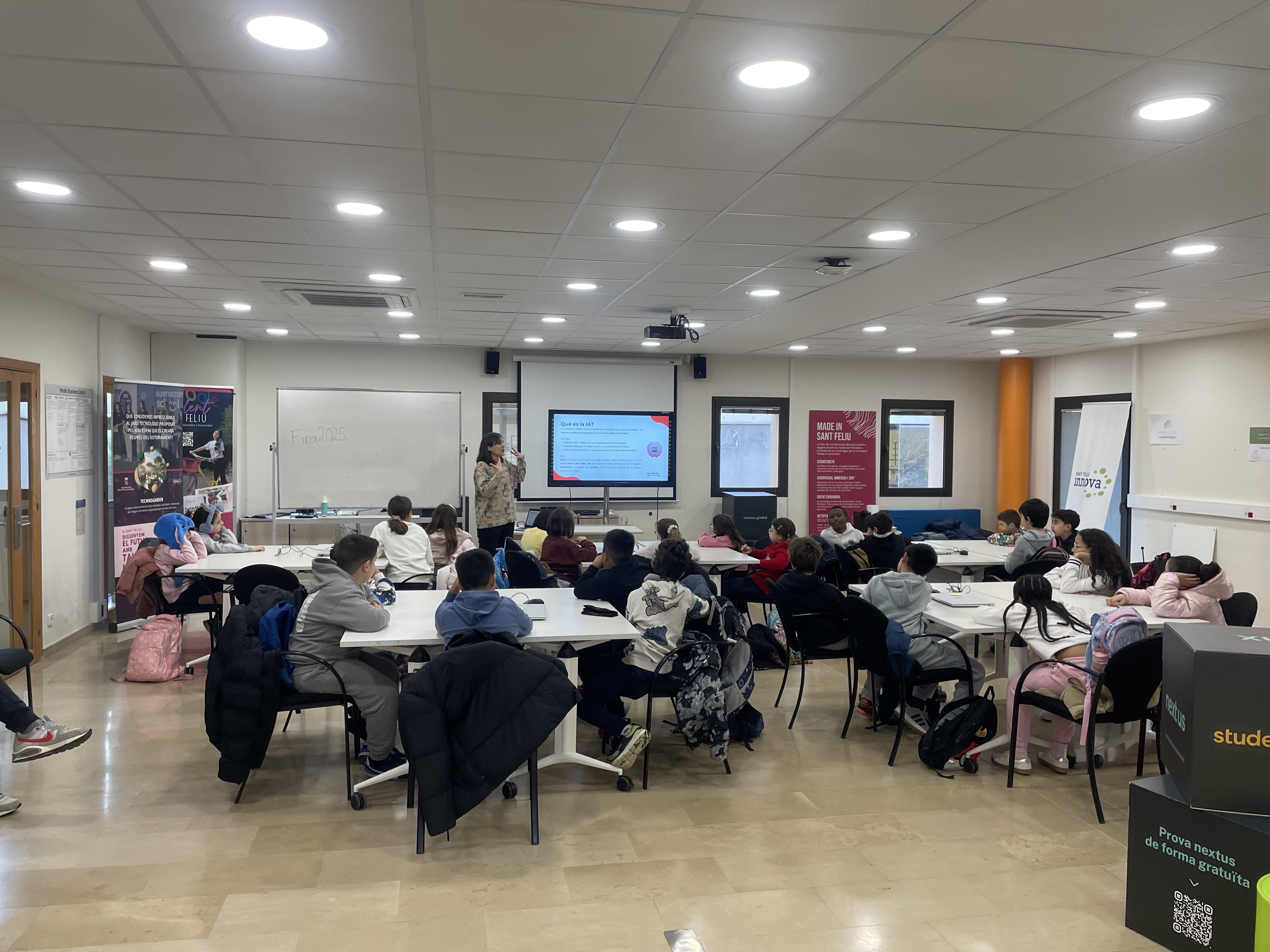 Participantes en el taller Descifra la IA en las aulas