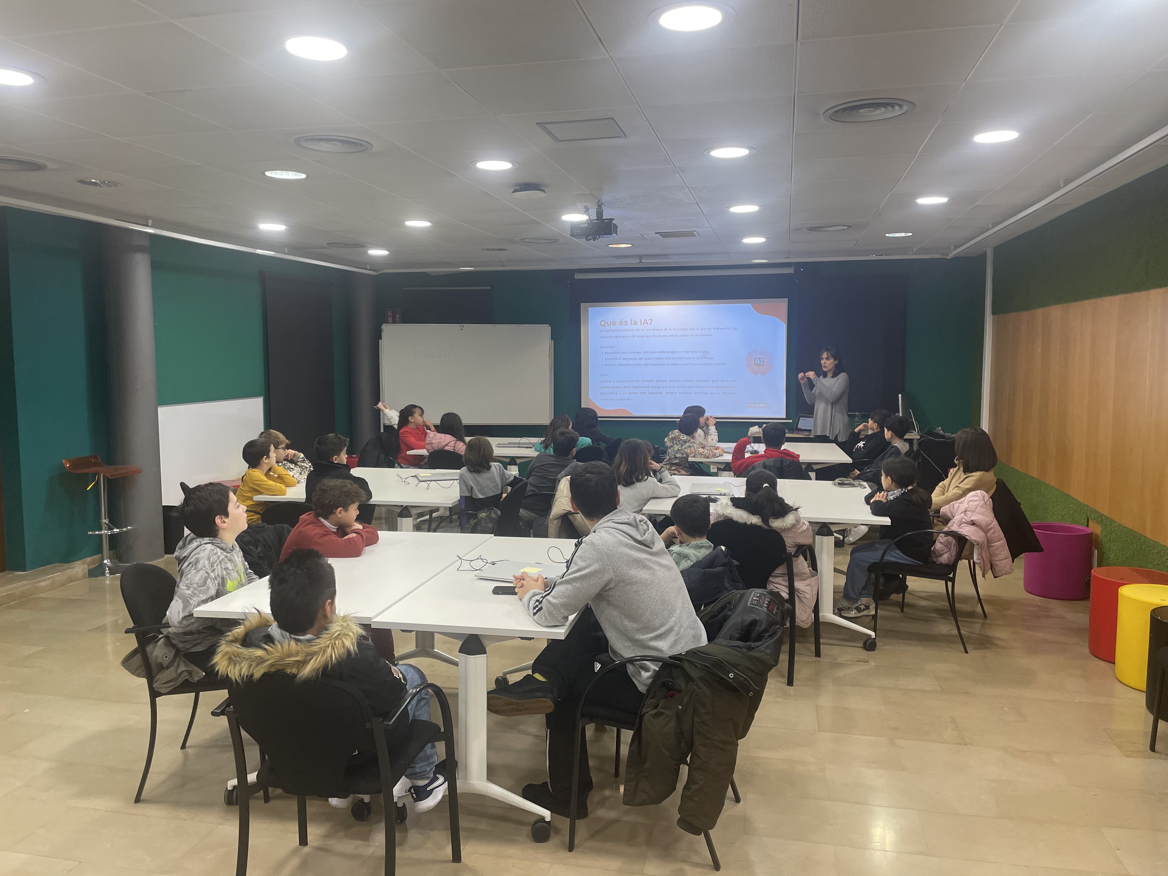 Alumnos participando activamente en el taller de IA en las escuelas