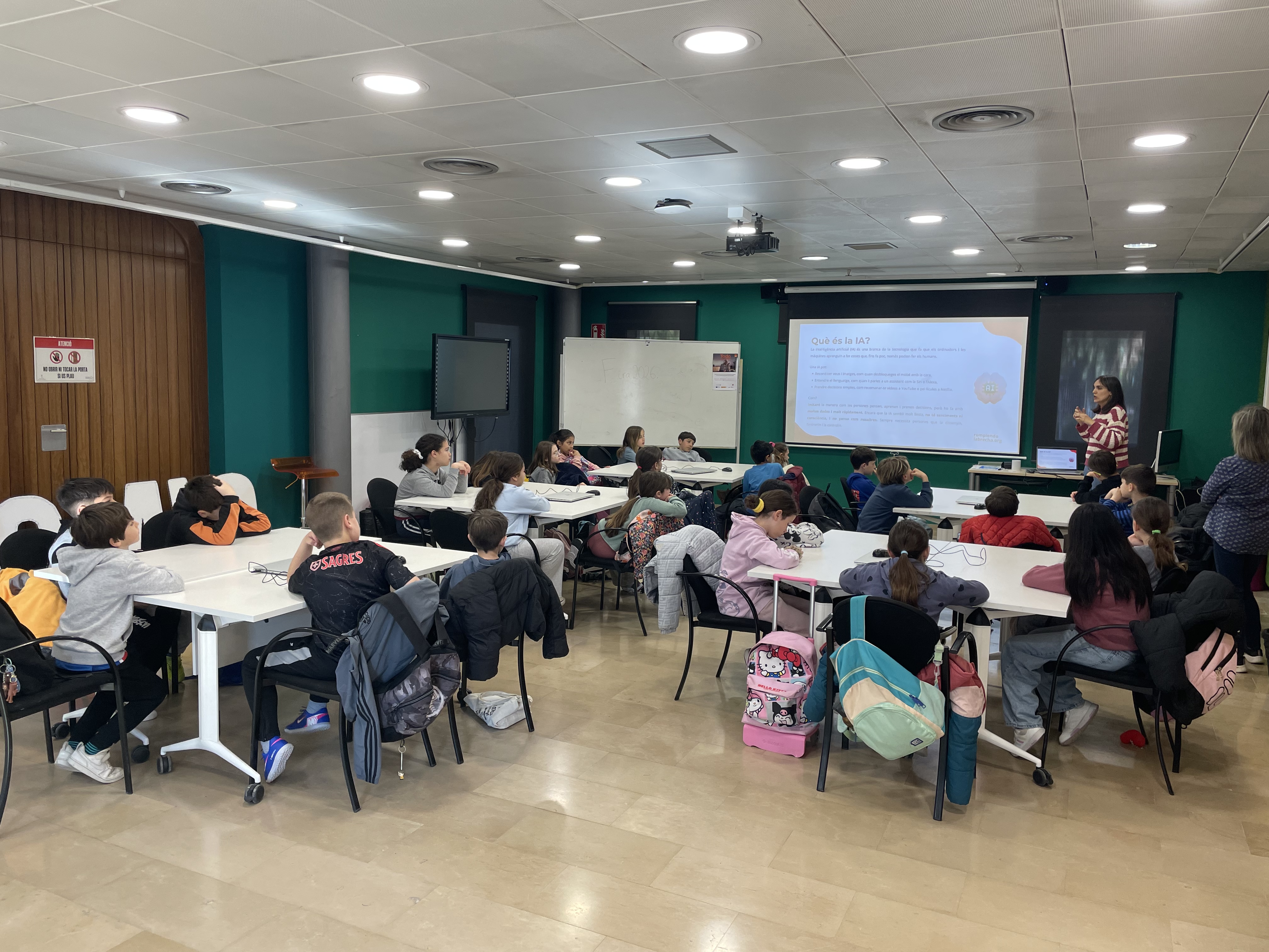 Alumnos trabajando en equipo durante el taller