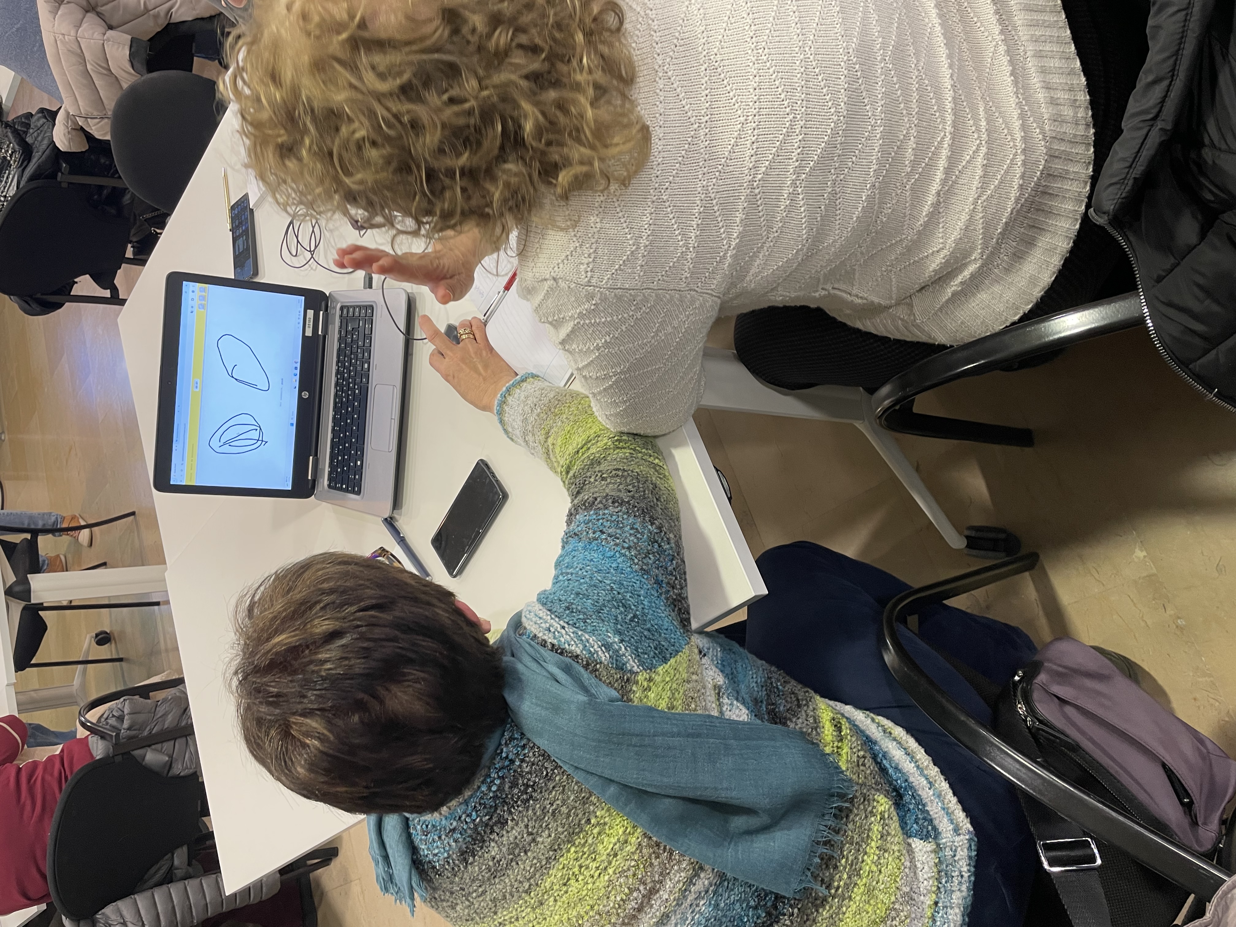Momento práctico del taller de IA en el PMAE