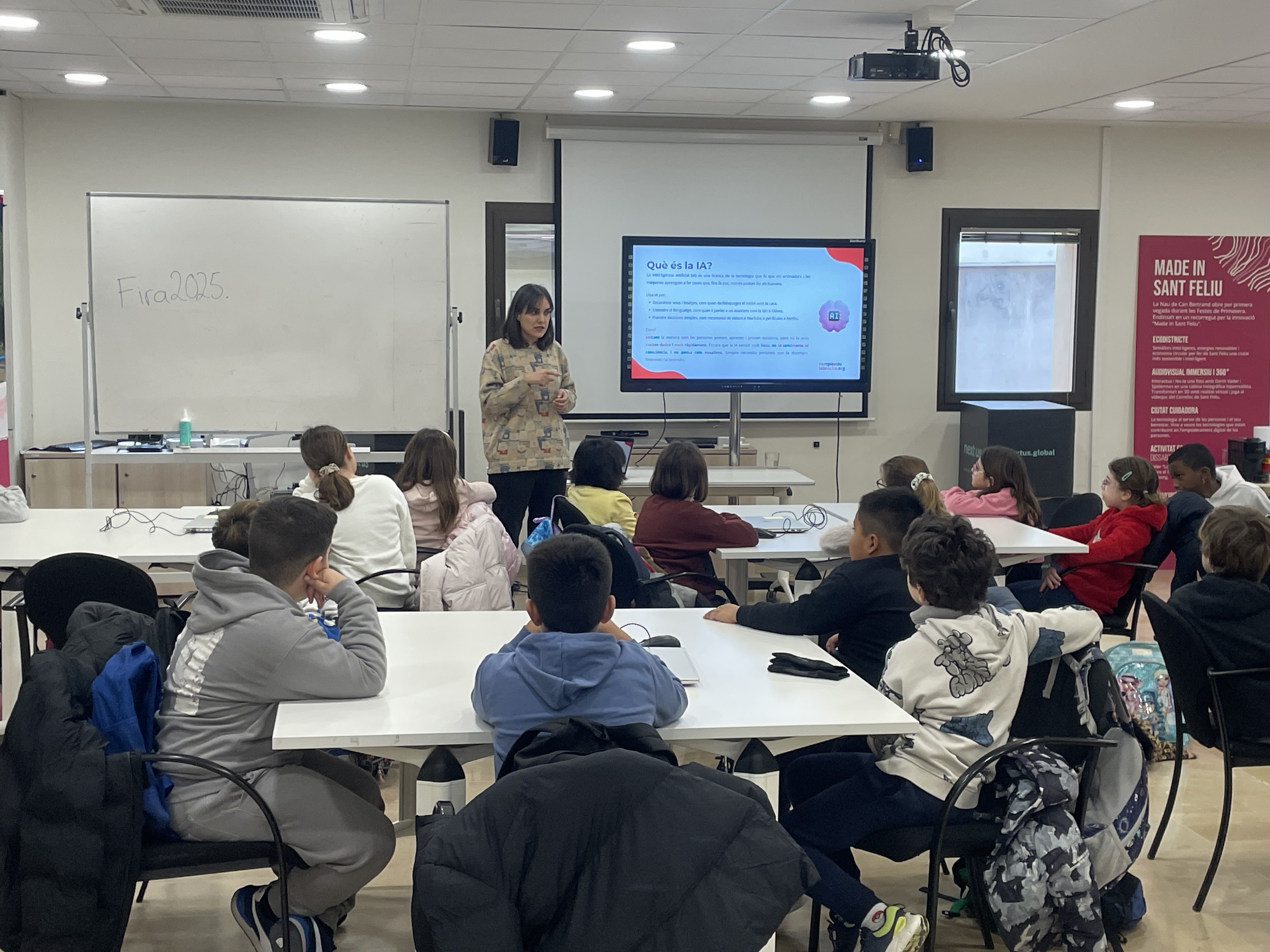 Alumnos explorando conceptos clave de la IA