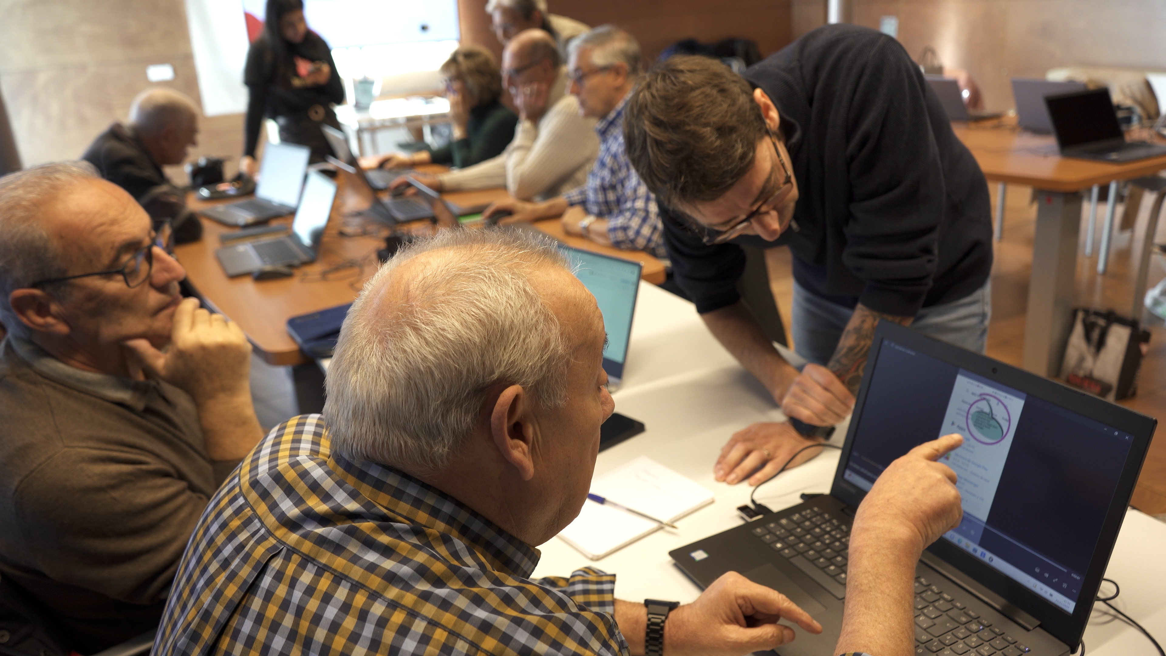 Participantes en la prueba piloto reunidos en el aula del Citilab